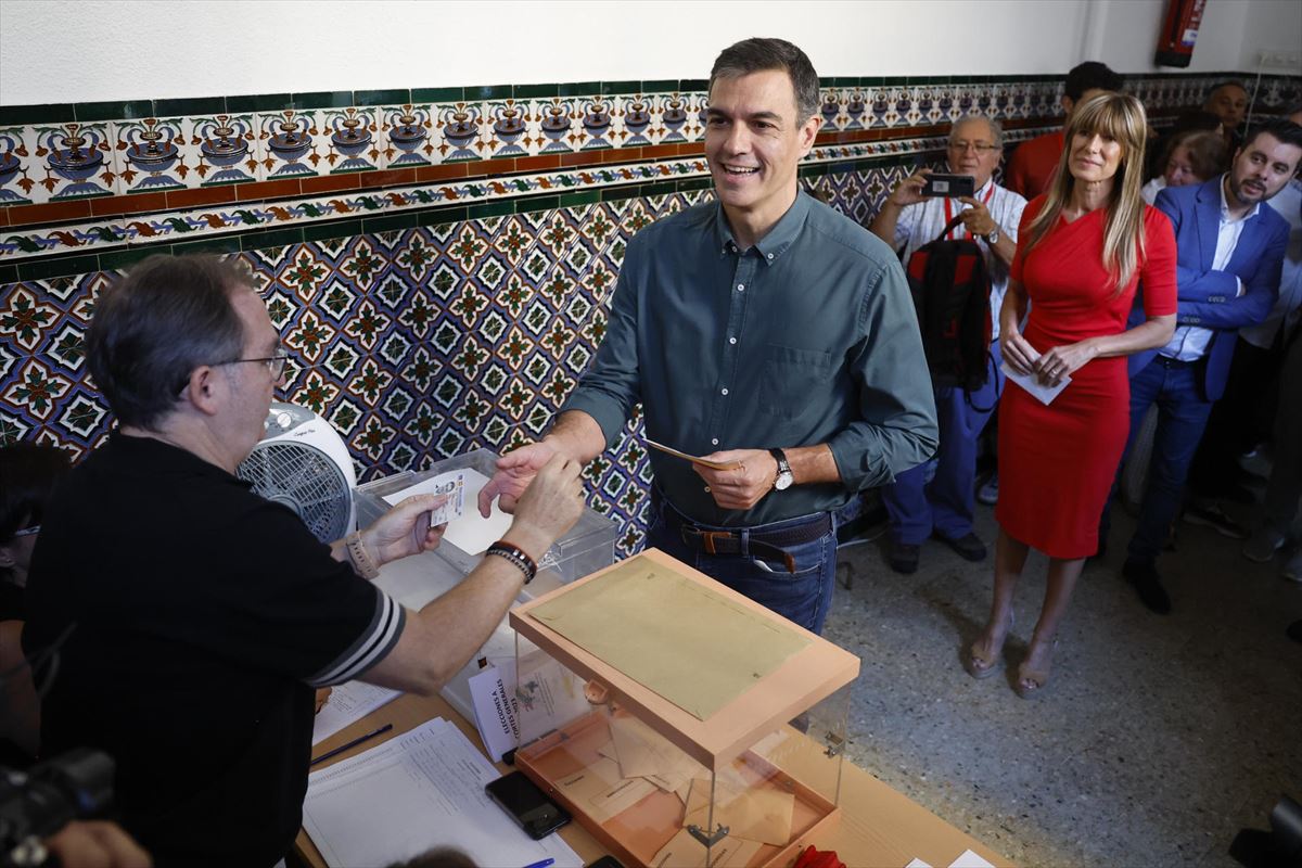 Pedro Sánchez vota junto a su mujer. Foto: EFE.