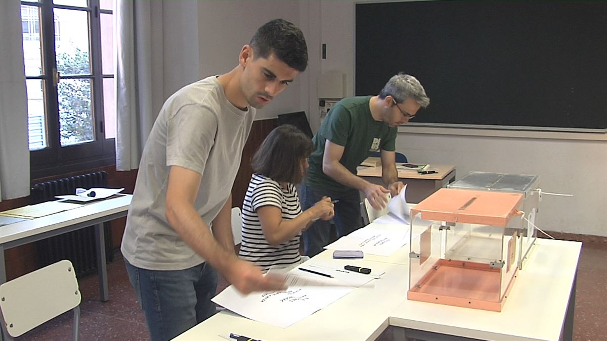 Constitución de mesa electoral. Imagen obtenida de un vídeo de EITB Media.