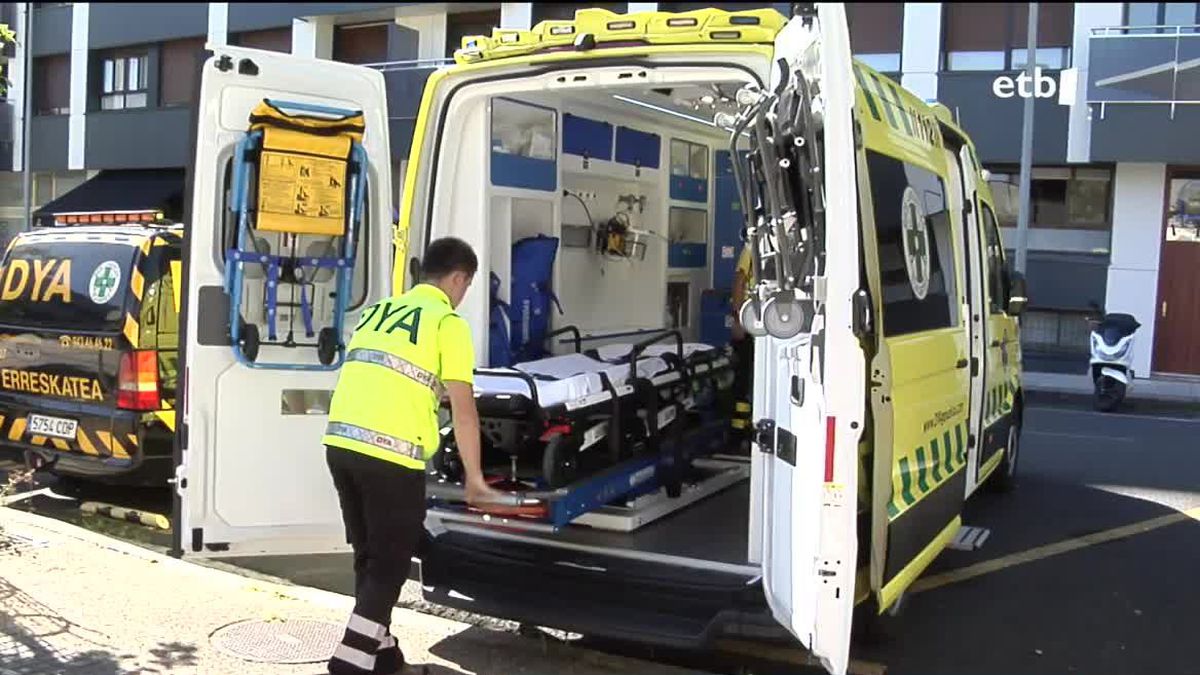 Un voluntario de la DYA, trabajando en la ambulancia. 