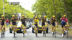 El Jumbo-Visma celebra con champán el triunfo de Vingegaard en el Tour de Francia de 2023