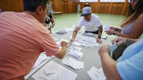 Varias personas cuentan los votos durante la jornada electoral. 