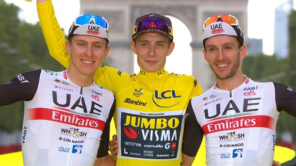 Vingegaard, Pogacar eta Adam Yates, 2023ko Frantziako Tourraren podiumean