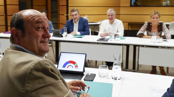 Ortuzar, en primer plano, durante la reunión del EBB de ayer. 