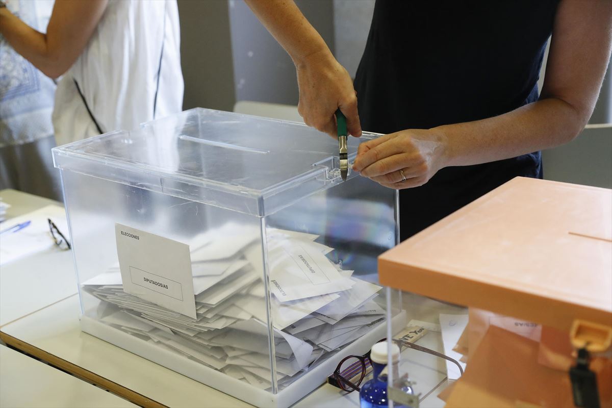 Una urna con votos tras la jornada electoral del domingo. Foto: EFE