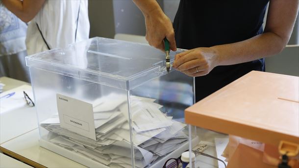 Una urna con votos tras la jornada electoral del domingo. Foto: EFE