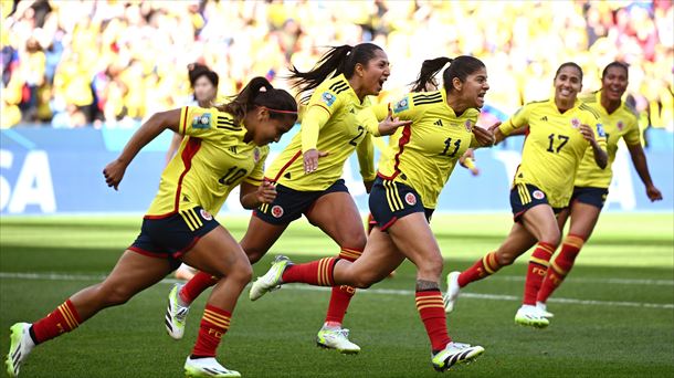 Las jugadoras de Colombia celebran el primero de los goles del partido. Foto: EFE