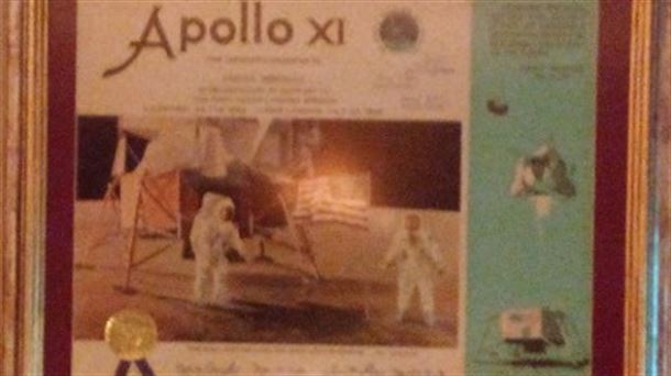 Imagen de Carlos González firmada por los tres astronautas del Apollo XI