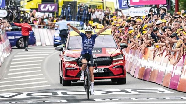 Yara Kastelijn entra vencedora en una etapa del Tour de 2023. Foto: © A.S.O. / Charly Lopez.