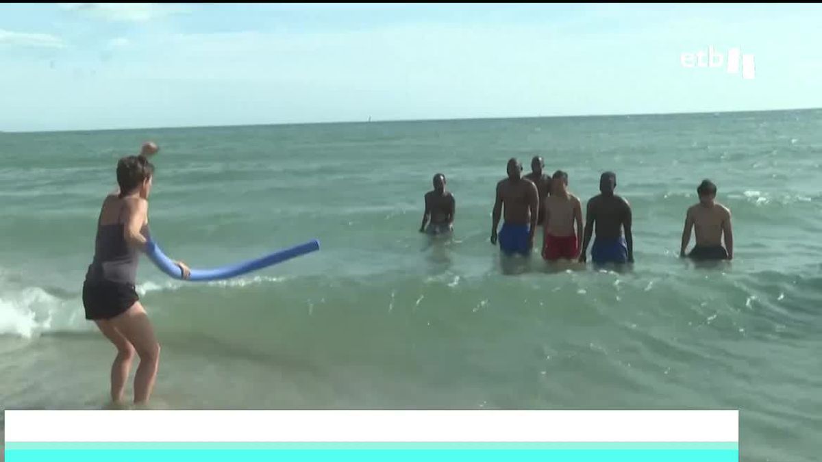 Clases de natación para migrantes.