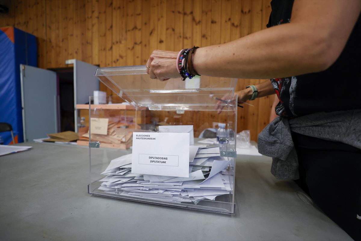 Una urna con votos en las pasadas elecciones generales. Foto de archivo: EFE
