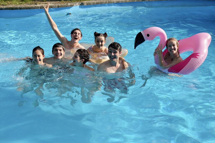 Go!azen telesaileko aktore batzuk, igerilekuan