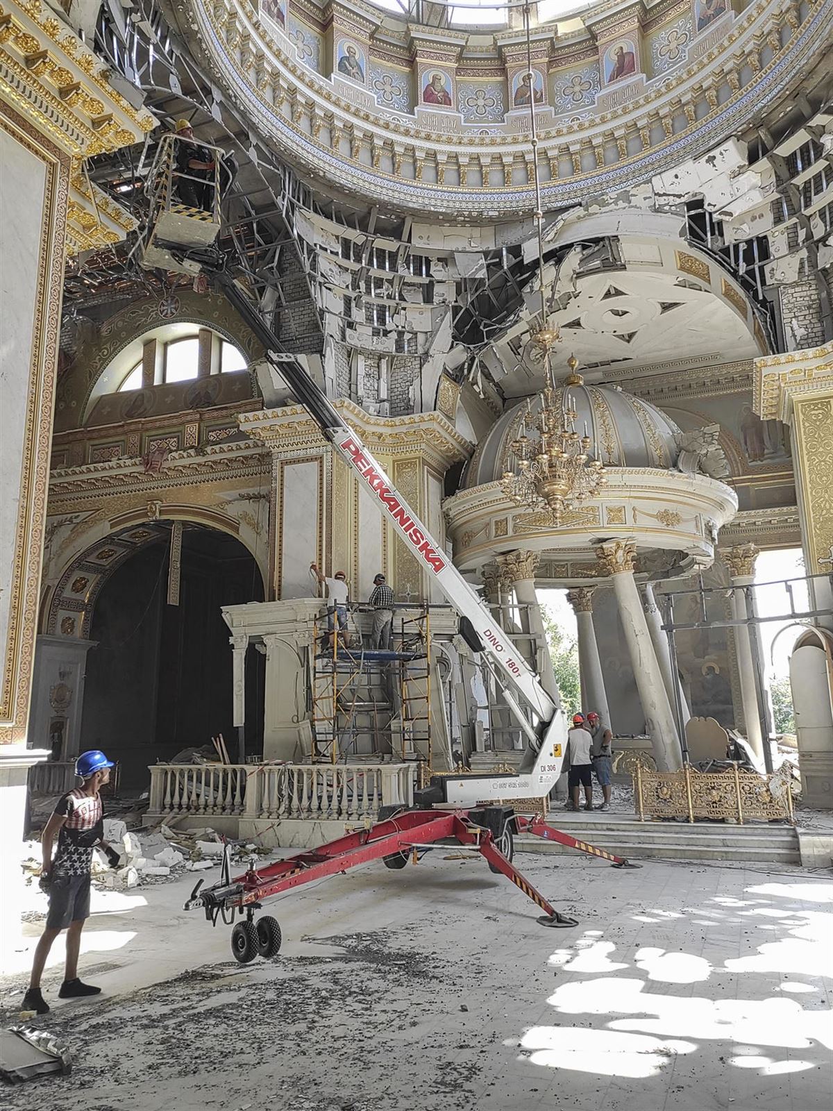 Labores de reconstrucción en una iglesia de Odesa (Ucrania). Foto: EFE