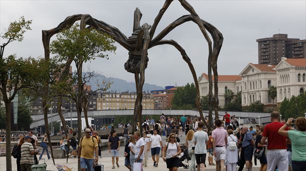 Turistas en el exterior del museo Guggenheim en Bilbao
