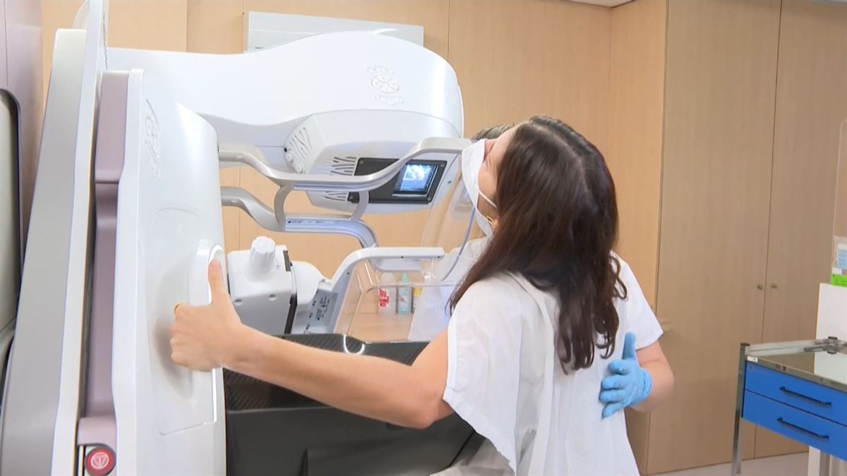 Osasun-langile bat emakume bati mamografia egiten. Artxiboko irudia.