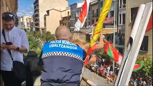 La Policía Municipal de Estella echa a la fuerza a una concejala de EH Bildu que trataba de ondear la ikurriña