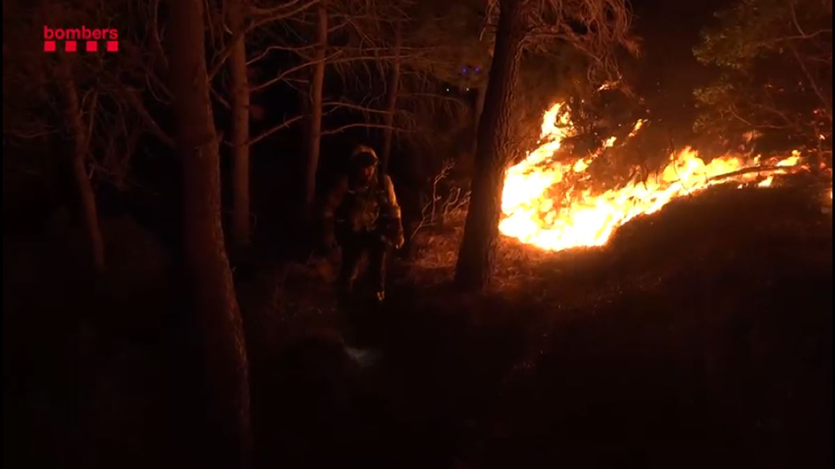 Un incendio arrasa 433 hectáreas en Portbou, Girona