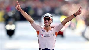 Mathieu van der Poel gana en solitario y con exhibición la E3 Saxo Classic