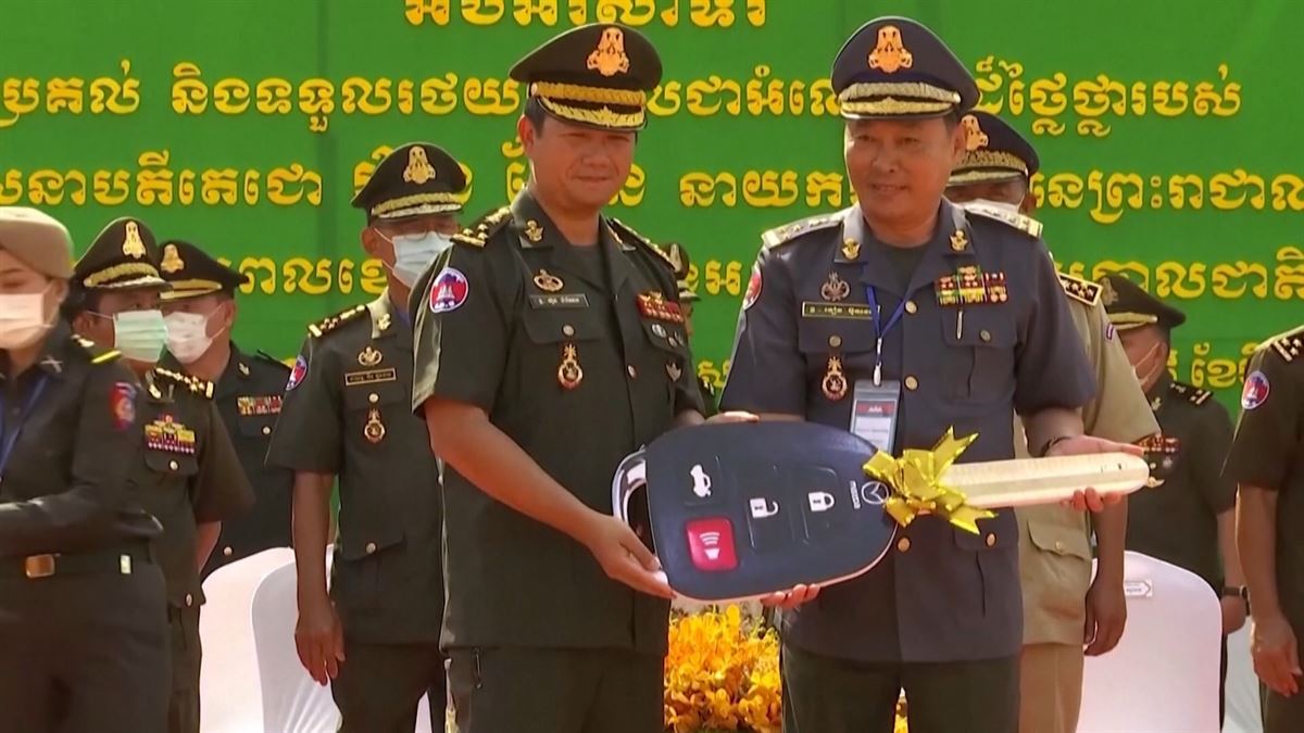 Hun Manet y su padre, Hun Sen, en el traspaso de poder. Vídeo: EITB Media.