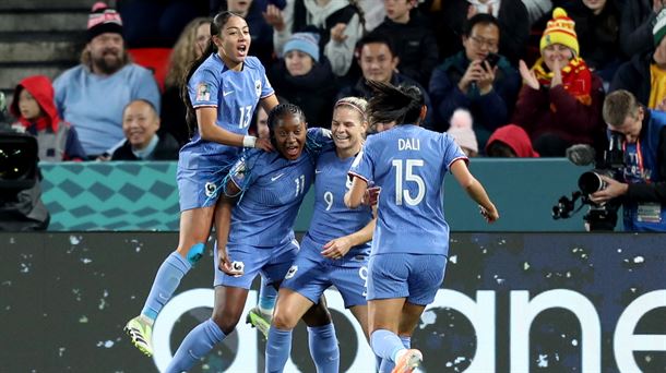 Jugadoras francesas celebran uno de los goles a Marruecos