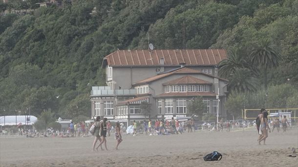 Entrada de una galerna en la playa de Ereaga (Getxo, Bizkaia). Foto de archivo: EFE