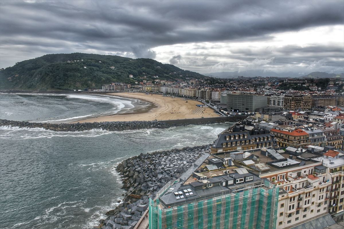 San Sebastián ha amanecido entre nieblas. Foto: Txomin Rezola Clemente