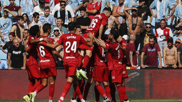Jugadores de Osasuna celebrando el primer gol. Foto: EFE