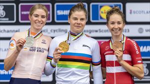 Lotte Kopecky gana la París-Roubaix de 2024 al ser la más rápida en el esprint final en el velódromo 