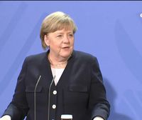 Alemaniako Estatuak ile-apainketa eta makillaje zerbitzuak ordaintzen dizkio oraindik Angela Merkeli