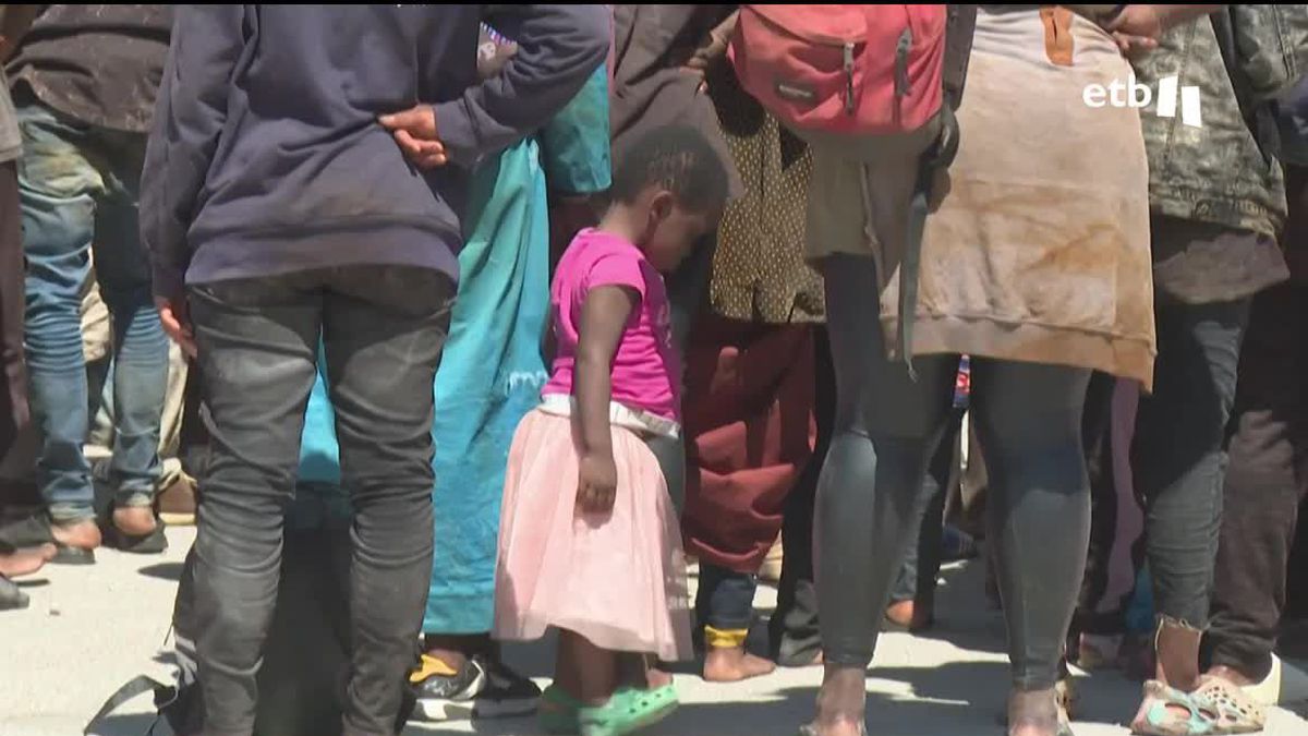 Una niña migrante, a su llegada a Italia.