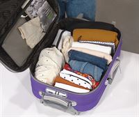 ¿Cómo se puede optimizar el espacio en una maleta pequeña?