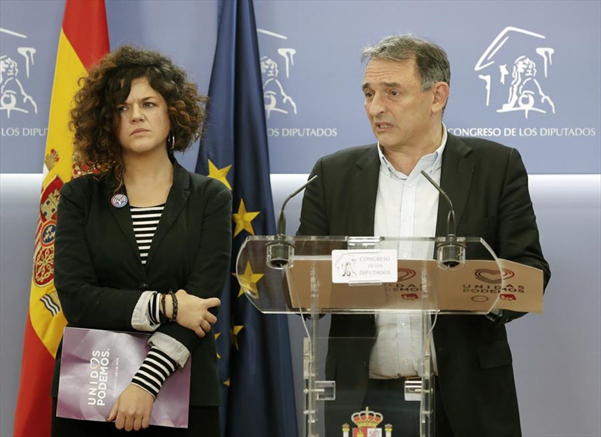 Enrique Santiago (Sumar) en una rueda de prensa anterior junto a la diputada Sofía Fernández 