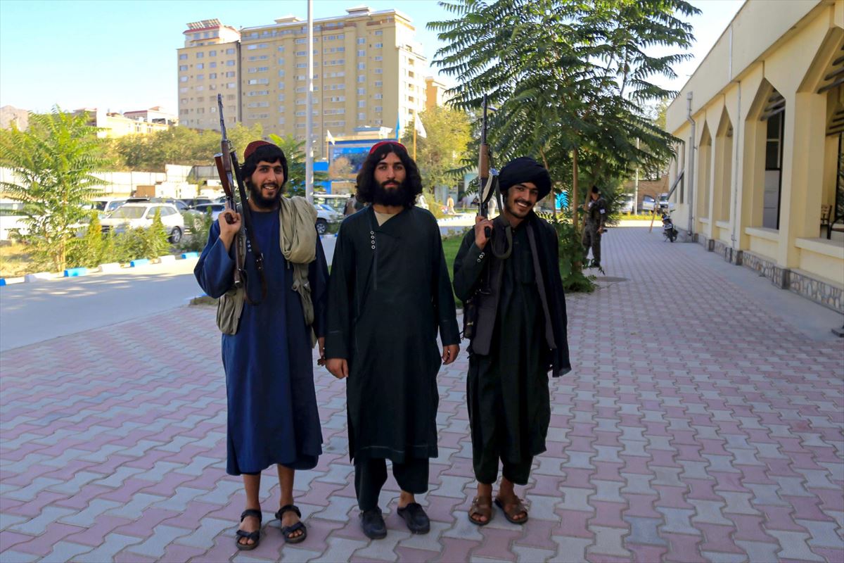 Patrulla de seguridad talibán en las calles de Kabul. Foto: EFE