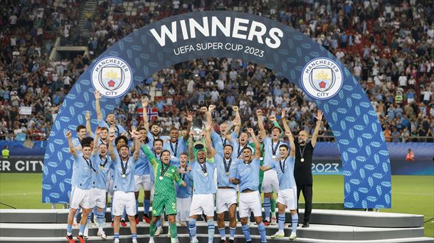 El Manchester City celebra su primer título de Supercopa. Foto: EFE