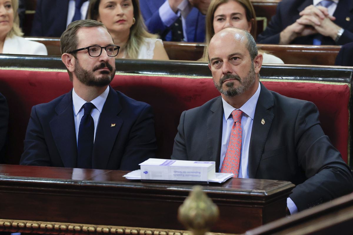 Javier Maroto y Pedro Rollán, este jueves, antes de la sesión constitutiva del Senado. Foto: EFE