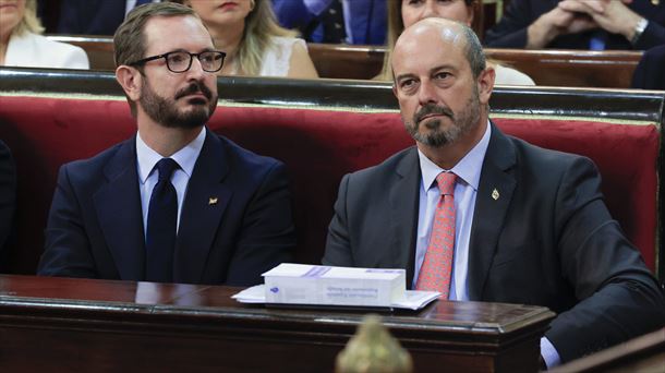 Javier Maroto y Pedro Rollán, este jueves, antes de la sesión constitutiva del Senado. Foto: EFE