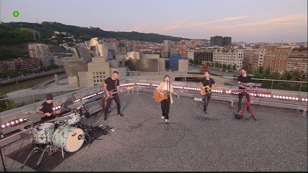 Olaia Intziarteren emanaldiaren irudi bat