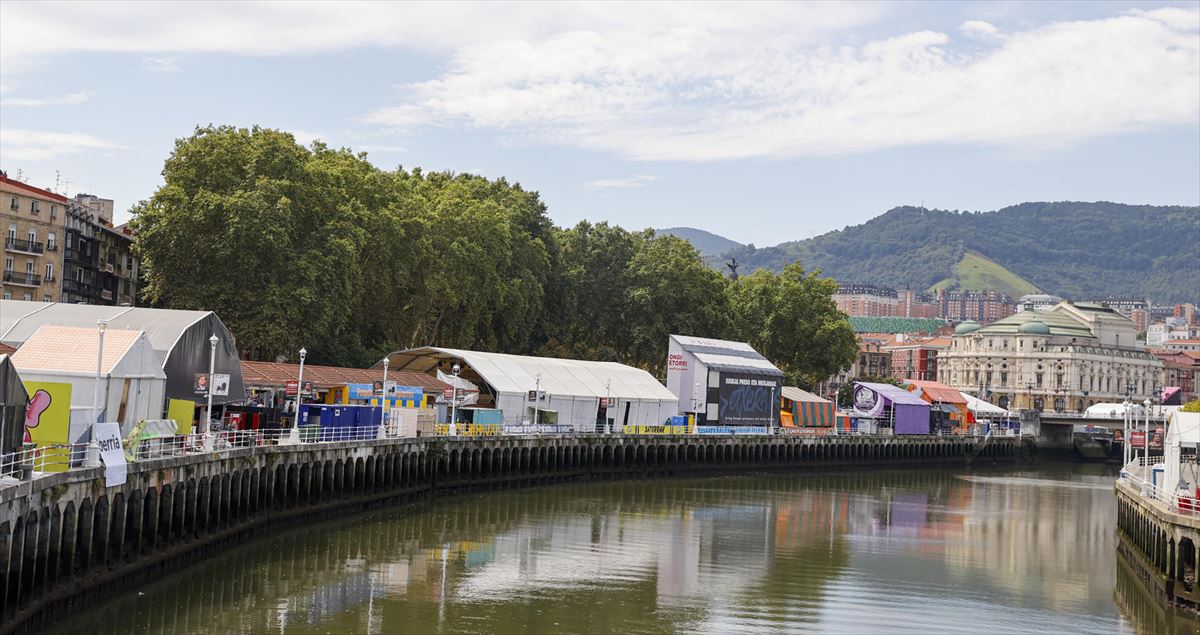 Las txosnas ya están dispuestas en el Arenal de Bilbao. Foto: EFE