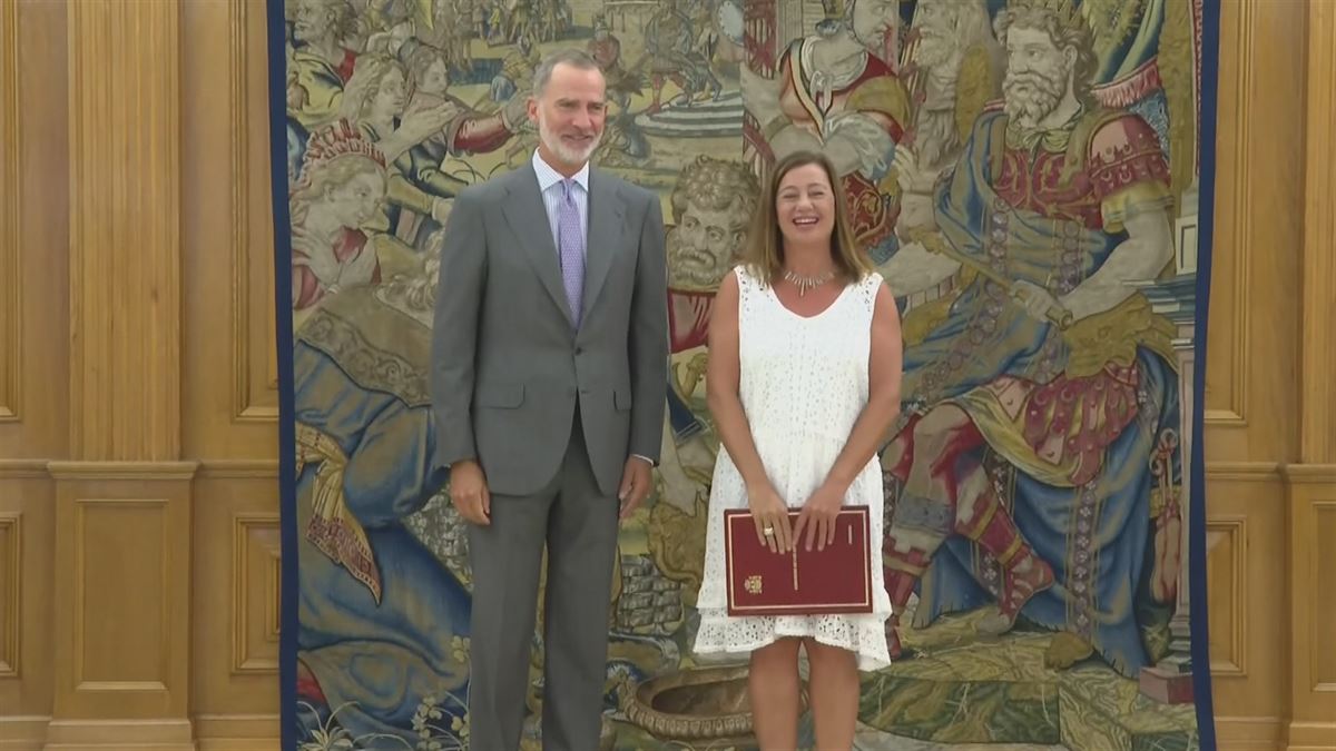 Felipe VI y Francina Armengol. Imagen obtenida de un vídeo de Agencias.