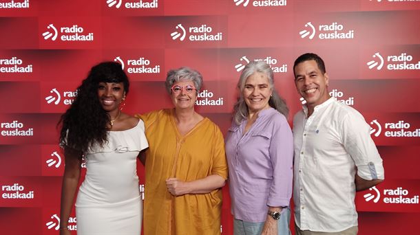 Maya y Johan junto a Almudena Cacho y Gloria Torres. 