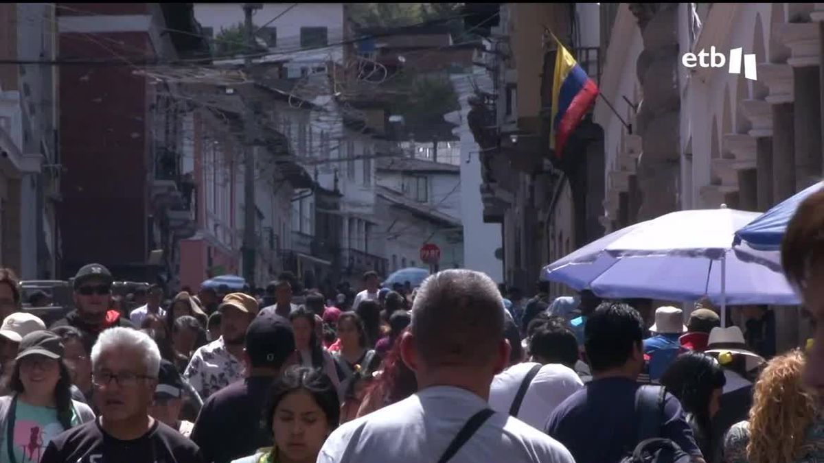 Gente en una calle de Ecuador.
