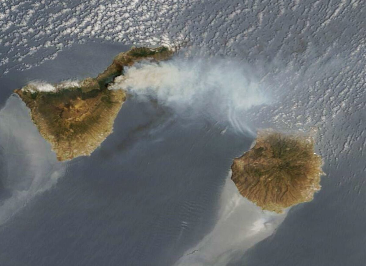 Tenerife uharteko sutearen irudia, NASAren Terra satelitetik aterata. EFE.