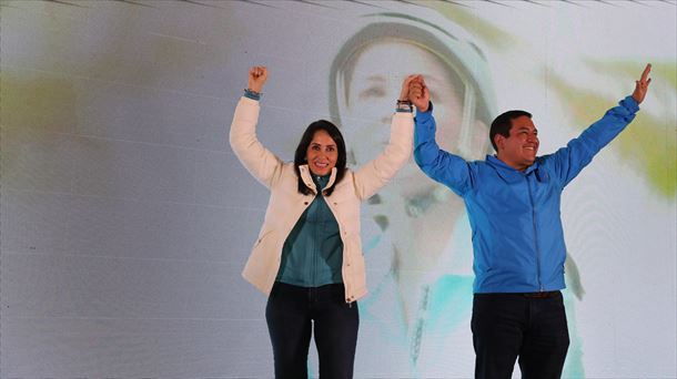 González celebra su triunfo en las elecciones. 