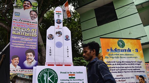 Un hombre camina por delante de un modelo de la misión Chandrayaan-3 de la ISRO. Foto: EFE