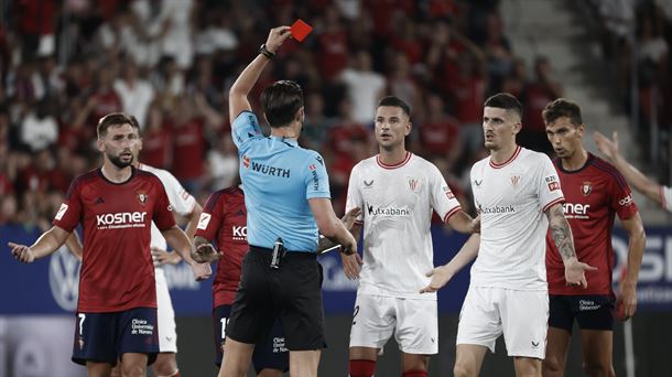 Sancet, en el momento en el que recibió la tarjeta roja. Foto: EFE