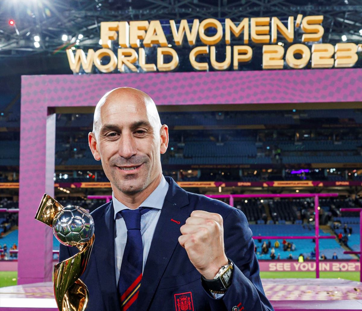 Luis Rubiales con la copa del Mundial femenino. Foto: EFE.