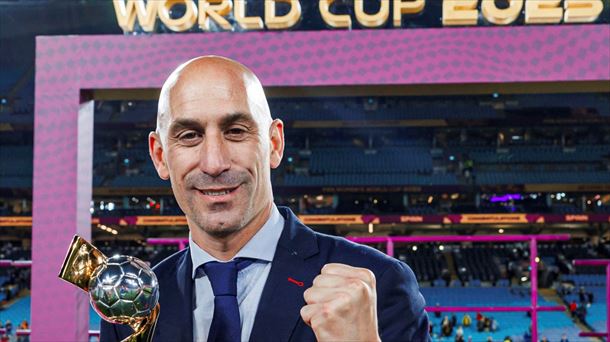 Luis Rubiales con la copa del Mundial femenino. Foto: EFE.