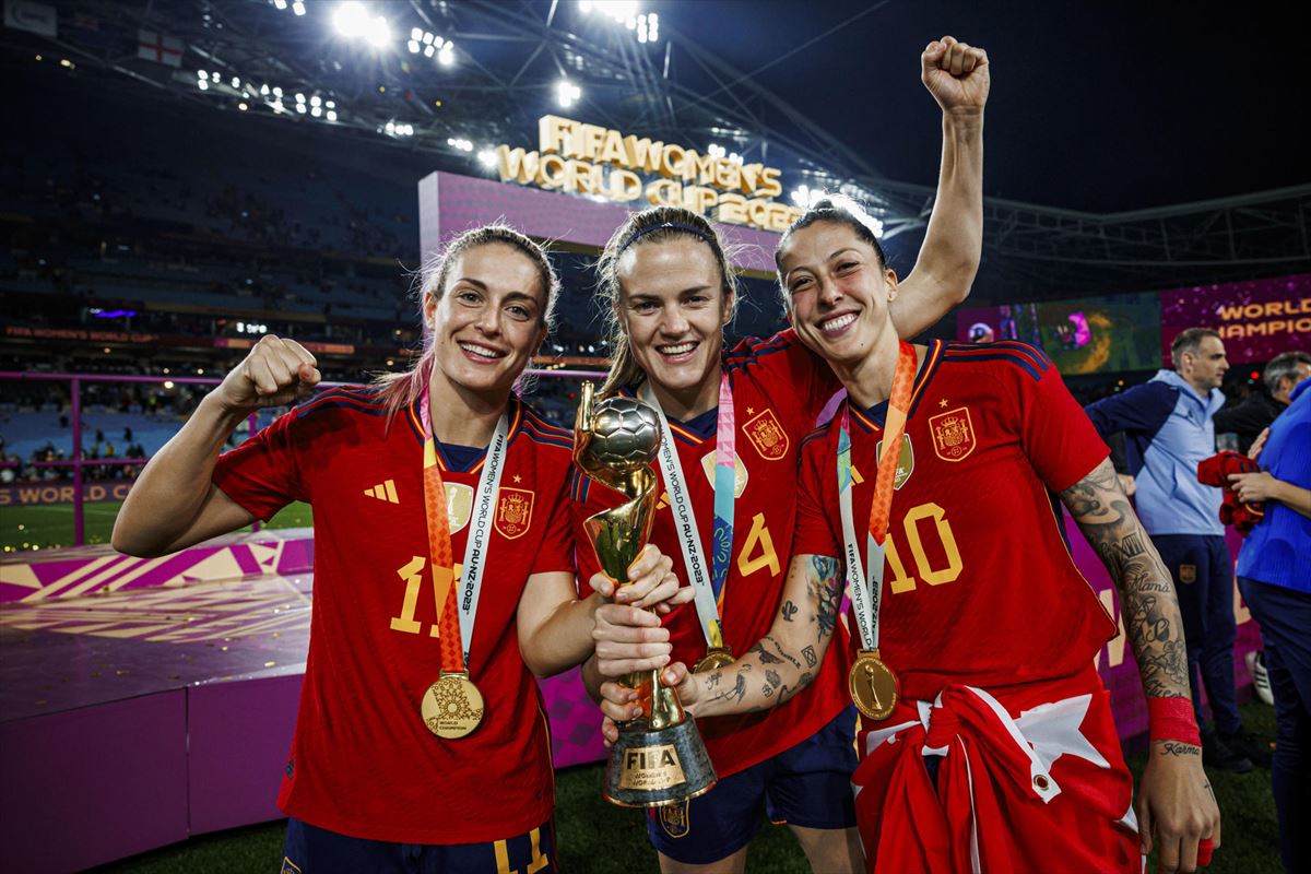 Jenni Hermoso (primera por la derecha) tras proclamarse campeona del mundo. Foto: EFE