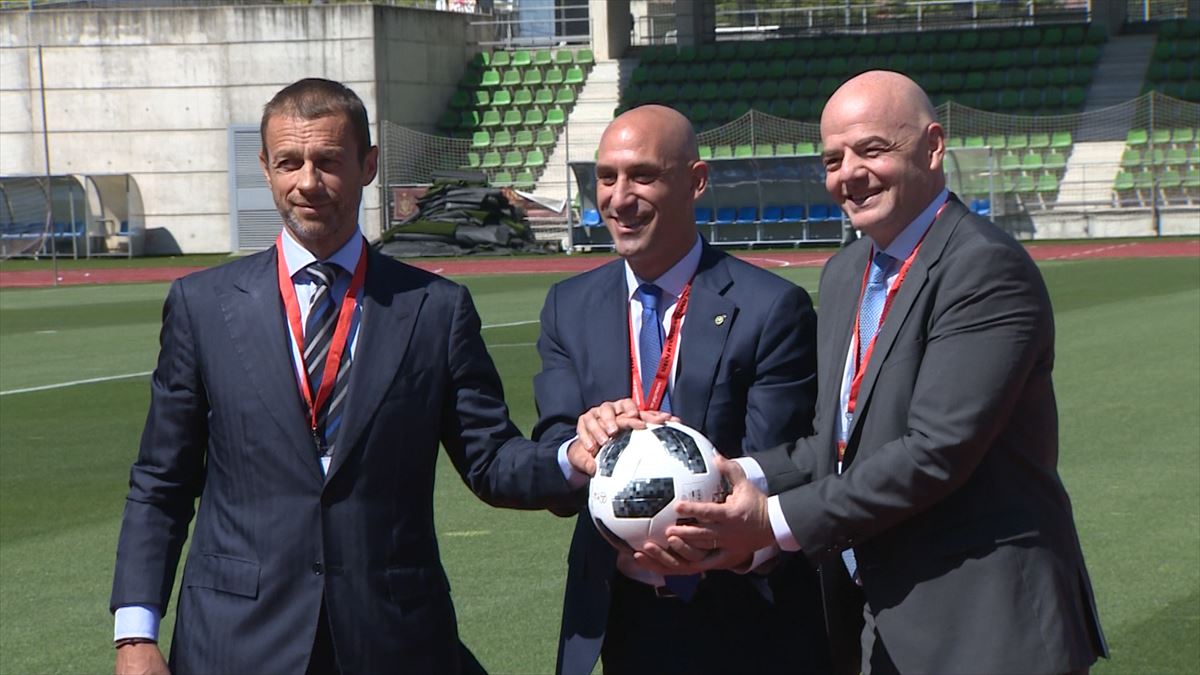 Luis Rubiales (centro), junto a Ceferin (izq.) e Infantino (derch.), presidente de la FIFA