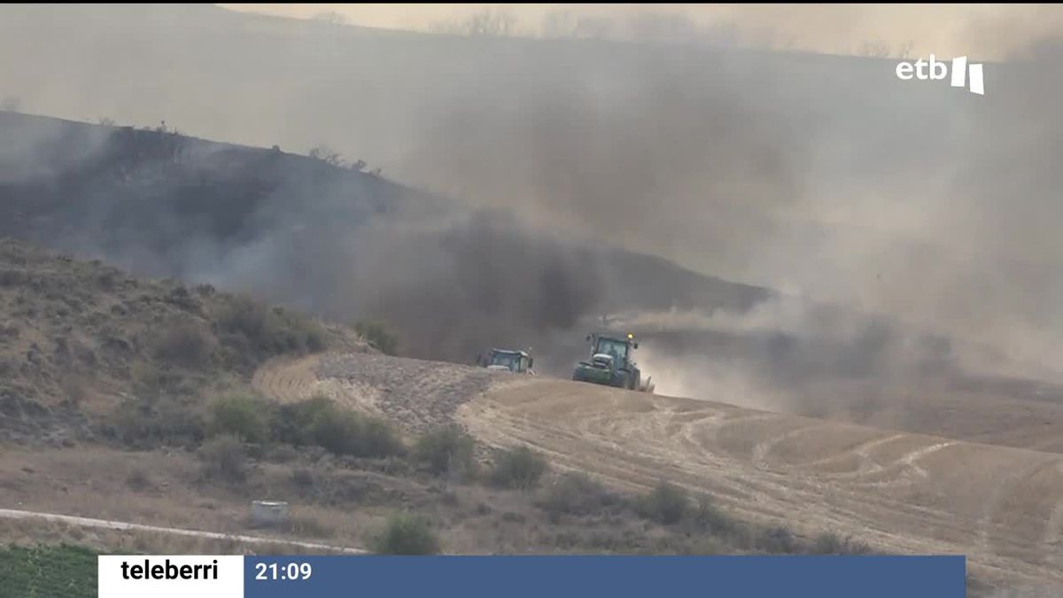 Agricultores trabajando codo con codo con los bomberos. Foto: EITB Media.