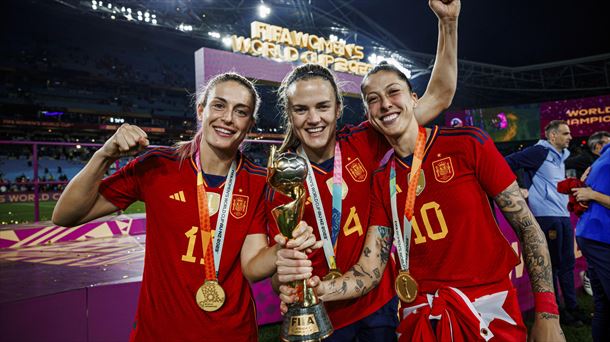 Alexia Putellas, Irene Paredes y Jenni Hermoso, celebrando la victoria. EFE.